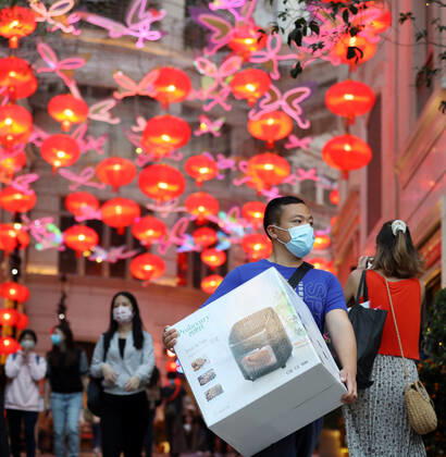 Coronavirus, Eindrücke aus Hongkong (210202) -- HONG KONG, Feb. 2, 2021 -- People wearing face masks are seen on the street in Hong Kong, south China, Feb. 2, 2021. Hong Kong s Center for Health Protection (CHP) reported 25 additional confirmed cases of COVID-19 on Tuesday, taking its total tally to 10,511. ) CHINA-HONG KONG-COVID-19-CASES (CN) LixGang 