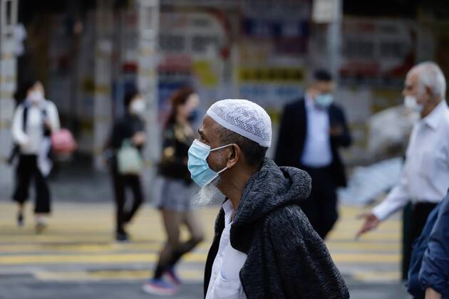Coronavirus, Eindrücke aus Hongkong February 2, 2021, Hong Kong, CHINA: Muslim man on the street in Hong Kong. Negative impact is affecting ethnic communities in Hong Kong after Chinese Communist Party have invalidated BNO ( Overseas ) Passports in Hong Kong.For many ethnic minorities, BNO ( Overseas ) Passport is the only travel documents they have, now their Passports have become an useless piece of paper unable to let them leave the City freely by sea, air and land.Feb-2,2021Hong Kong.ZUMA Hong Kong CHINA - ZUMAl137 20210202_zap_l137_007 Copyright: xLiauxChung-renx