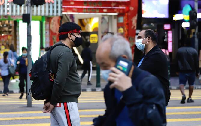 Coronavirus, Eindrücke aus Hongkong February 2, 2021, Hong Kong, CHINA: Indian men conversing on the street in Hong Kong. Ethnic minorities in Hong Kong make up of mostly Indian, Pakistani and Nepalis. These minorities are mostly, a HK permanent citizens and holders of BNO ( Overseas ) Passports.Following the invalidation of BNO ( Overseas ) Passports by CCP, they have become holders of invalid travel documents unable to let them out of the City unless HKSAR Passports are issued to them.Feb-2,2021Hong Kong.ZUMA Hong Kong CHINA - ZUMAl137 20210202_zap_l137_008 Copyright: xLiauxChung-renx