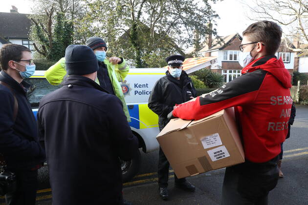 Coronavirus in Großbritannien, Suche nach mit südafrikanischer Variante Infizierten in Maidstone . 02 02 2021. Maidstone , United Kingdom. Door to door testing for the South African Covid 19 variant being carried out in Maidstone , Kent .  xStephenxLockx xi-Imagesx IIM-22006-0017