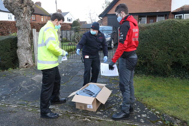 Coronavirus in Großbritannien, Suche nach mit südafrikanischer Variante Infizierten in Maidstone . 02 02 2021. Maidstone , United Kingdom. Door to door testing for the South African Covid 19 variant being carried out in Maidstone , Kent .  xStephenxLockx xi-Imagesx IIM-22006-0019