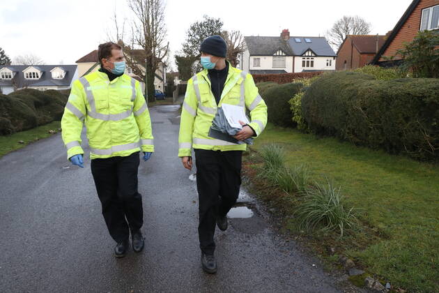 Coronavirus in Großbritannien, Suche nach mit südafrikanischer Variante Infizierten in Maidstone . 02 02 2021. Maidstone , United Kingdom. Door to door testing for the South African Covid 19 variant being carried out in Maidstone , Kent .  xStephenxLockx xi-Imagesx IIM-22006-0020