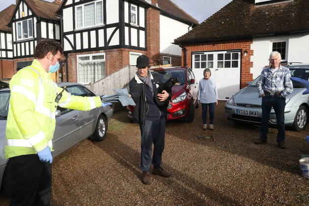 Coronavirus in Großbritannien, Suche nach mit südafrikanischer Variante Infizierten in Maidstone . 02 02 2021. Maidstone , United Kingdom. Door to door testing for the South African Covid 19 variant being carried out in Maidstone , Kent .  xStephenxLockx xi-Imagesx IIM-22006-0022