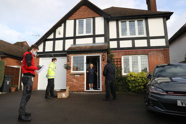 Coronavirus in Großbritannien, Suche nach mit südafrikanischer Variante Infizierten in Maidstone . 02 02 2021. Maidstone , United Kingdom. Door to door testing for the South African Covid 19 variant being carried out in Maidstone , Kent .  xStephenxLockx xi-Imagesx IIM-22006-0023