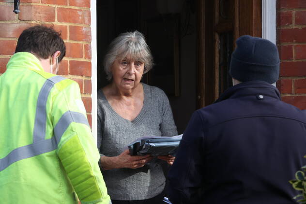 Coronavirus in Großbritannien, Suche nach mit südafrikanischer Variante Infizierten in Maidstone . 02 02 2021. Maidstone , United Kingdom. Door to door testing for the South African Covid 19 variant being carried out in Maidstone , Kent .  xStephenxLockx xi-Imagesx IIM-22006-0024
