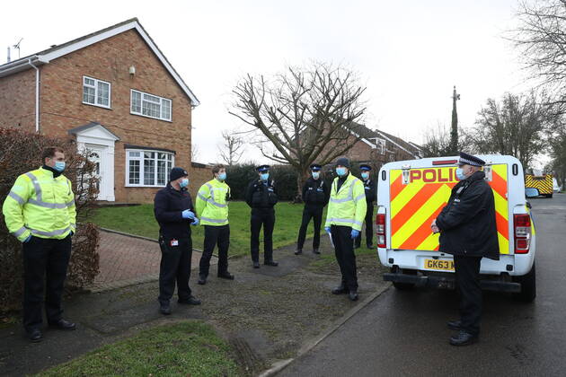 Coronavirus in Großbritannien, Suche nach mit südafrikanischer Variante Infizierten in Maidstone . 02 02 2021. Maidstone , United Kingdom. Door to door testing for the South African Covid 19 variant being carried out in Maidstone , Kent .  xStephenxLockx xi-Imagesx IIM-22006-0031