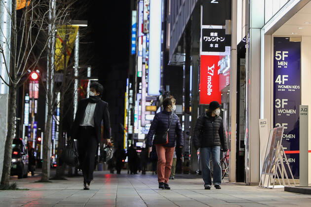 (210202) -- TOKYO, Feb. 2, 2021 -- People wearing face masks walk on a street in Tokyo, Japan, Feb. 2, 2021. Japanese Prime Minister Yoshihide Suga on Tuesday extended the state of emergency over the COVID-19 pandemic in struggling regions for one month to March 7. ) JAPAN-TOKYO-COVID-19-STATE OF EMERGENCY DuxXiaoyi 