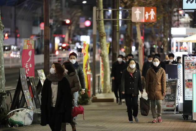 (210202) -- TOKYO, Feb. 2, 2021 -- People wearing face masks walk on a street in Tokyo, Japan, Feb. 2, 2021. Japanese Prime Minister Yoshihide Suga on Tuesday extended the state of emergency over the COVID-19 pandemic in struggling regions for one month to March 7. ) JAPAN-TOKYO-COVID-19-STATE OF EMERGENCY DuxXiaoyi 