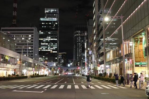 (210202) -- TOKYO, Feb. 2, 2021 -- People wearing face masks walk on a street in Tokyo, Japan, Feb. 2, 2021. Japanese Prime Minister Yoshihide Suga on Tuesday extended the state of emergency over the COVID-19 pandemic in struggling regions for one month to March 7. ) JAPAN-TOKYO-COVID-19-STATE OF EMERGENCY DuxXiaoyi 