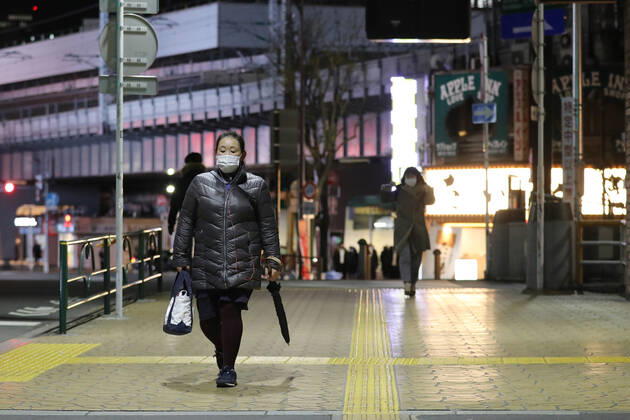 (210202) -- TOKYO, Feb. 2, 2021 -- People wearing face masks walk on a street in Tokyo, Japan, Feb. 2, 2021. Japanese Prime Minister Yoshihide Suga on Tuesday extended the state of emergency over the COVID-19 pandemic in struggling regions for one month to March 7. ) JAPAN-TOKYO-COVID-19-STATE OF EMERGENCY DuxXiaoyi 