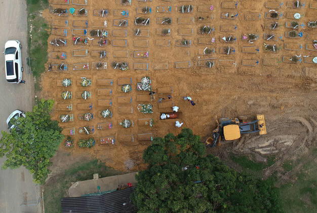 Coronavirus in Brasilien, Beerdigung von Todesopfern in Manaus MANAUS, AM - 02.02.2021: ENTERROS DE COVID19 EM MANAUS - Covid-19 burials in the Nossa Senhora Aparecida cemetery in Manaus (AM), this Tuesday morning (2). According to the Covid-19 Daily Bulletin, 149 deaths from the coronavirus were confirmed, 61 of which occurred on 01 31 and 88 deaths were terminated by clinical, imaging, clinical-epidemiological or laboratory criteria, bringing the total to 8,266. deaths. x2027566x  SandroxPereira
