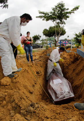Coronavirus in Brasilien, Beerdigung von Todesopfern in Manaus MANAUS, AM - 02.02.2021: ENTERROS DE COVID19 EM MANAUS - Covid-19 burials in the Nossa Senhora Aparecida cemetery in Manaus (AM), this Tuesday morning (2). According to the Covid-19 Daily Bulletin, 149 deaths from the coronavirus were confirmed, 61 of which occurred on 01 31 and 88 deaths were terminated by clinical, imaging, clinical-epidemiological or laboratory criteria, bringing the total to 8,266. deaths. x2027567x  SandroxPereira