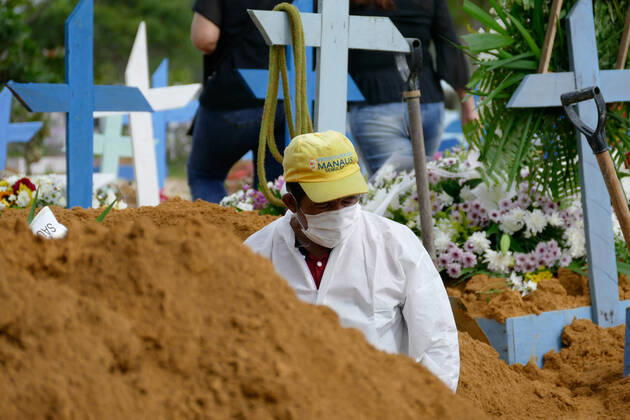 Coronavirus in Brasilien, Beerdigung von Todesopfern in Manaus MANAUS, AM - 02.02.2021: ENTERROS DE COVID19 EM MANAUS - Covid-19 burials in the Nossa Senhora Aparecida cemetery in Manaus (AM), this Tuesday morning (2). According to the Covid-19 Daily Bulletin, 149 deaths from the coronavirus were confirmed, 61 of which occurred on 01 31 and 88 deaths were terminated by clinical, imaging, clinical-epidemiological or laboratory criteria, bringing the total to 8,266. deaths. In the photo, an undertaker prepares a grave for a burial. x2027570x SandroxPereira