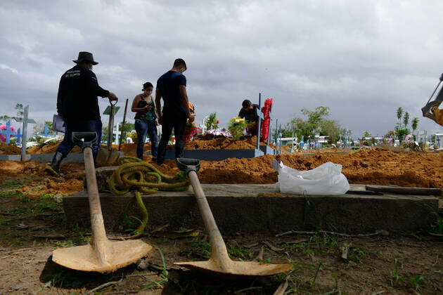 Coronavirus in Brasilien, Beerdigung von Todesopfern in Manaus MANAUS, AM - 02.02.2021: ENTERROS DE COVID19 EM MANAUS - Covid-19 burials in the Nossa Senhora Aparecida cemetery in Manaus (AM), this Tuesday morning (2). According to the Covid-19 Daily Bulletin, 149 deaths from the coronavirus were confirmed, 61 of which occurred on 01 31 and 88 deaths were terminated by clinical, imaging, clinical-epidemiological or laboratory criteria, bringing the total to 8,266. deaths. In the photo, the tools of the gravediggers and the family saying goodbye to the buried relative. x2027571x SandroxPereira