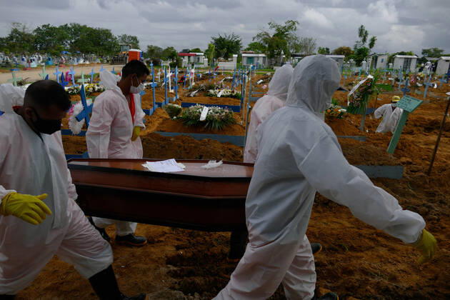 Coronavirus in Brasilien, Beerdigung von Todesopfern in Manaus MANAUS, AM - 02.02.2021: ENTERROS DE COVID19 EM MANAUS - Covid-19 burials in the Nossa Senhora Aparecida cemetery in Manaus (AM), this Tuesday morning (2). According to the Covid-19 Daily Bulletin, 149 deaths from the coronavirus were confirmed, 61 of which occurred on 01 31 and 88 deaths were terminated by clinical, imaging, clinical-epidemiological or laboratory criteria, bringing the total to 8,266. deaths. In the photo, gravediggers carry a coffin towards the grave. x2027574x SandroxPereira