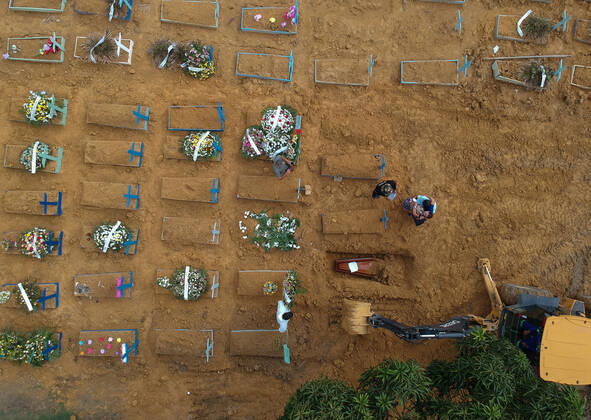 Coronavirus in Brasilien, Beerdigung von Todesopfern in Manaus MANAUS, AM - 02.02.2021: ENTERROS DE COVID19 EM MANAUS - Covid-19 burials in the Nossa Senhora Aparecida cemetery in Manaus (AM), this Tuesday morning (2). According to the Covid-19 Daily Bulletin, 149 deaths from the coronavirus were confirmed, 61 of which occurred on 01 31 and 88 deaths were terminated by clinical, imaging, clinical-epidemiological or laboratory criteria, bringing the total to 8,266. deaths. x2027579x  SandroxPereira