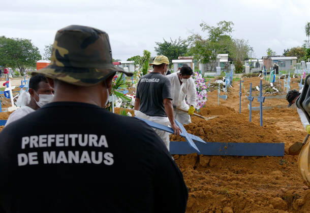 Coronavirus in Brasilien, Beerdigung von Todesopfern in Manaus MANAUS, AM - 02.02.2021: ENTERROS DE COVID19 EM MANAUS - Covid-19 burials in the Nossa Senhora Aparecida cemetery in Manaus (AM), this Tuesday morning (2). According to the Covid-19 Daily Bulletin, 149 deaths from the coronavirus were confirmed, 61 of which occurred on 01 31 and 88 deaths were terminated by clinical, imaging, clinical-epidemiological or laboratory criteria, bringing the total to 8,266. deaths. x2027581x  SandroxPereira