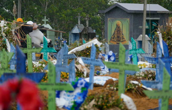 Coronavirus in Brasilien, Beerdigung von Todesopfern in Manaus MANAUS, AM - 02.02.2021: ENTERROS DE COVID19 EM MANAUS - Covid-19 burials in the Nossa Senhora Aparecida cemetery in Manaus (AM), this Tuesday morning (2). According to the Covid-19 Daily Bulletin, 149 deaths from the coronavirus were confirmed, 61 of which occurred on 01 31 and 88 deaths were terminated by clinical, imaging, clinical-epidemiological or laboratory criteria, bringing the total to 8,266. deaths. In the photo, the image of Nossa Senhora Aparecida. x2027582x SandroxPereira