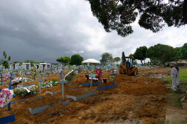 Coronavirus in Brasilien, Beerdigung von Todesopfern in Manaus MANAUS, AM - 02.02.2021: ENTERROS DE COVID19 EM MANAUS - Covid-19 burials in the Nossa Senhora Aparecida cemetery in Manaus (AM), this Tuesday morning (2). According to the Covid-19 Daily Bulletin, 149 deaths from the coronavirus were confirmed, 61 of which occurred on 01 31 and 88 deaths were terminated by clinical, imaging, clinical-epidemiological or laboratory criteria, bringing the total to 8,266. deaths. x2027583x  SandroxPereira