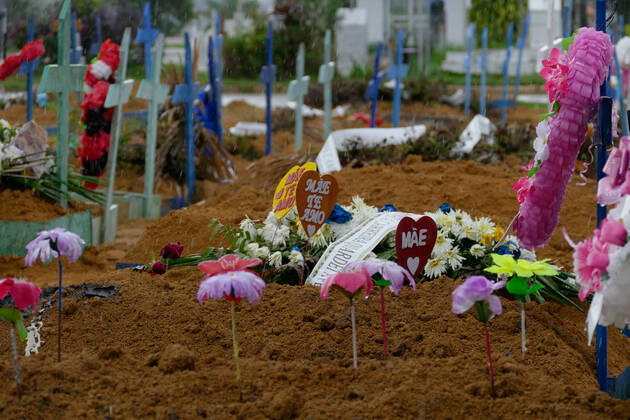 Coronavirus in Brasilien, Beerdigung von Todesopfern in Manaus MANAUS, AM - 02.02.2021: ENTERROS DE COVID19 EM MANAUS - Covid-19 burials in the Nossa Senhora Aparecida cemetery in Manaus (AM), this Tuesday morning (2). According to the Covid-19 Daily Bulletin, 149 deaths from the coronavirus were confirmed, 61 of which occurred on 01 31 and 88 deaths were terminated by clinical, imaging, clinical-epidemiological or laboratory criteria, bringing the total to 8,266. deaths. x2027584x  SandroxPereira