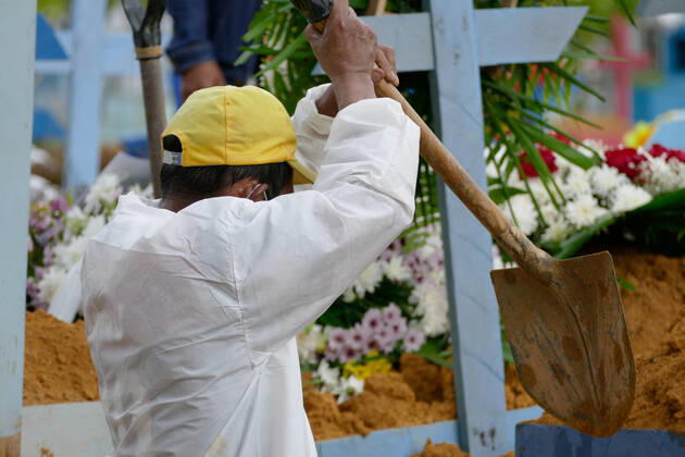 Coronavirus in Brasilien, Beerdigung von Todesopfern in Manaus MANAUS, AM - 02.02.2021: ENTERROS DE COVID19 EM MANAUS - Covid-19 burials in the Nossa Senhora Aparecida cemetery in Manaus (AM), this Tuesday morning (2). According to the Covid-19 Daily Bulletin, 149 deaths from the coronavirus were confirmed, 61 of which occurred on 01 31 and 88 deaths were terminated by clinical, imaging, clinical-epidemiological or laboratory criteria, bringing the total to 8,266. deaths. In the photo, an undertaker prepares a grave for a burial. x2027585x SandroxPereira