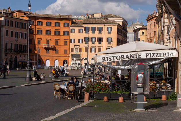 Coronavirus in Italien, Eindrücke aus Rom Italy: Restaurants and bars reopen in Rome People eat at a restaurant in Piazza Navona in Rome Rome Italy Copyright: MatteoxNardone
