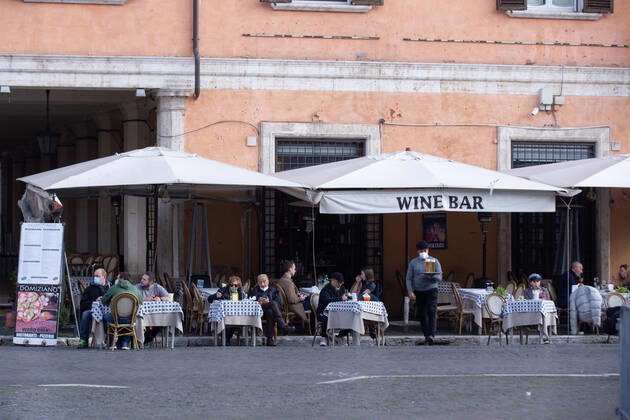 Coronavirus in Italien, Eindrücke aus Rom Italy: Restaurants and bars reopen in Rome People eat at a restaurant in Piazza Navona in Rome Rome Italy Copyright: MatteoxNardone