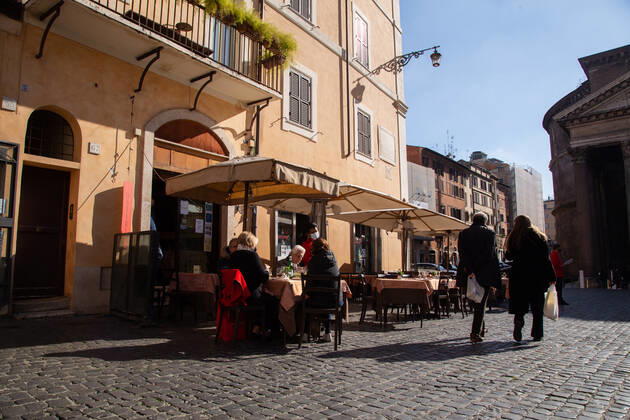 Coronavirus in Italien, Eindrücke aus Rom Italy: Restaurants and bars reopen in Rome People eat sitting at a restaurant in front of Pantheon in Rome Rome Italy Copyright: MatteoxNardone