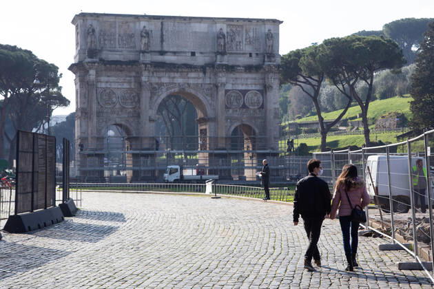 Coronavirus in Italien, Eindrücke aus Rom Italy: Museums in Rome reopen People in front of the Arch of Constantine, near the Colosseum Rome Italy Copyright: MatteoxNardone