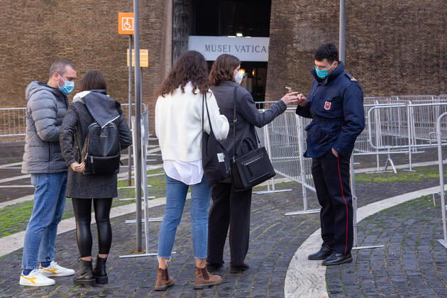 Coronavirus in Italien, Eindrücke aus Rom Italy: Museums in Rome reopen People in front of the entrance to the Vatican Museums, from yesterday, February 1, 2021, reopened to the public, with limited admissions Rome Italy Copyright: MatteoxNardone