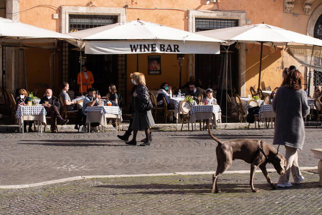 Coronavirus in Italien, Eindrücke aus Rom Italy: Restaurants and bars reopen in Rome People eat at a restaurant in Piazza Navona in Rome Rome Italy Copyright: MatteoxNardone