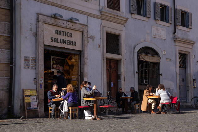 Coronavirus in Italien, Eindrücke aus Rom Italy: Restaurants and bars reopen in Rome People eat sitting at a restaurant in front of Pantheon in Rome Rome Italy Copyright: MatteoxNardone