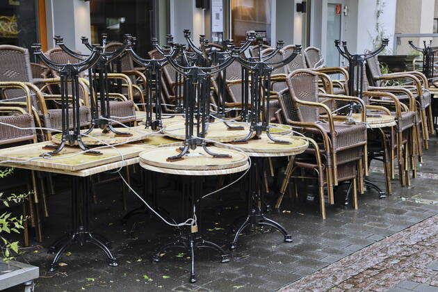02.02.2021, Bonn, Deutschland - Corona-Krise. Foto: Geschlossenes Cafe aufgrund des Lockdowns in der Bonner Innenstadt.