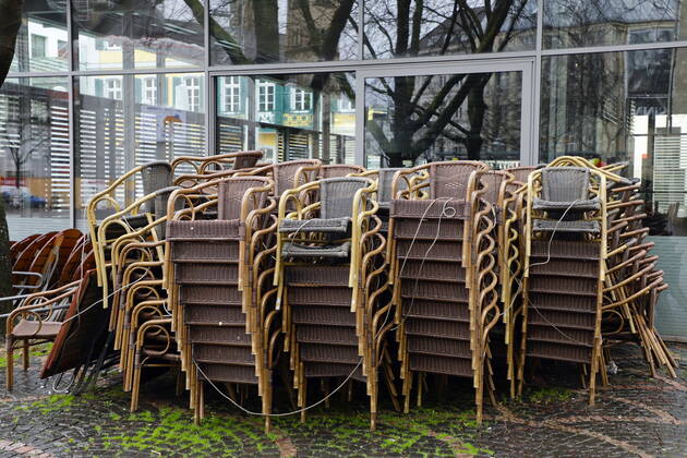 02.02.2021, Bonn, Deutschland - Corona-Krise. Foto: Geschlossenes Cafe aufgrund des Lockdowns in der Bonner Innenstadt.