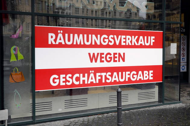 02.02.2021, Bonn, Deutschland - Corona-Krise und Lockdown. Foto: Raeumungsverkauf wegen Geschaeftsaufgabe in der Bonner Innenstadt.