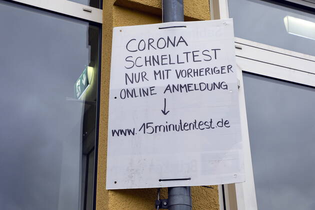 02.02.2021, Bonn, Deutschland - Corona-Krise. Foto: Plakat mit Hinweis auf einen Corona-Schnelltest.