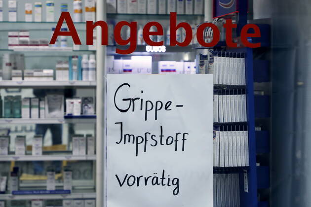 02.02.2021, Bonn, Deutschland - Corona-Krise. Foto: Grippe-Impfstoff vorraetig - Aushang an einer Apotheke.