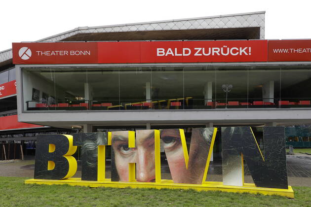 02.02.2021, Bonn, Deutschland - Foto: Beethoven-Buchstaben vor dem Theater.