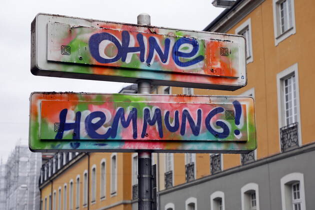 02.02.2021, Bonn, Deutschland - Foto: Ohne Hemmung - Graffiti an einem Strassenschild.