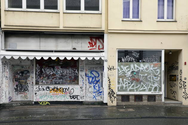 02.02.2021, Bonn, Deutschland - Foto: Mit Graffiti beschmierte Fassaden und Schaufenster in der Bonner Innenstadt.