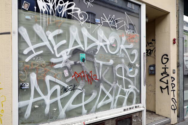 02.02.2021, Bonn, Deutschland - Foto: Mit Graffiti beschmierte Fassaden und Schaufenster in der Bonner Innenstadt.