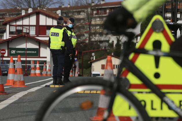 Coronavirus, Grenzkontrollen zwischen Spanien und Frankreich Police checks at the Behobia bridge, which links the Behobia district in Irun with Hendaye (France) on the Spanish-French border, in Irun, Euskadi (Spain), on January 2, 2021. Since last Sunday, France maintains in force restrictions on entry and exit from its territory to the coronavirus pandemic. The measures require a negative viral test with a maximum age of 72 hours to enter French territory. The measure takes effect at all borders -- land, air and sea -- but will not apply to border workers, carriers and residents within a 30-kilometer radius of the border. 2 FEBRUARY 2021;FRANCE;BORDER;IRUN;BASQUE COUNTRY;SPAIN;CORONAVIRUS;PCR;TRANSIT;CIRCULATION Javi Colmenero LagenciaEP 02 02 2021 IRUN, BASQUE COUNTRY (SPAIN) IRUN, BASQUE COUNTR Copyright: xJavixColmenerox 3545050