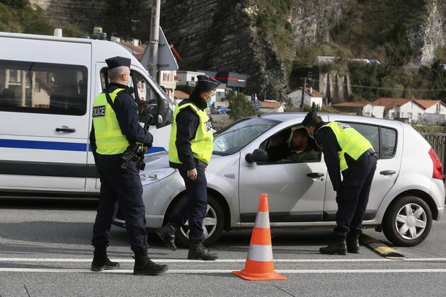 Coronavirus, Grenzkontrollen zwischen Spanien und Frankreich Police checks at the Behobia bridge, which links the Behobia district in Irun with Hendaye (France) on the Spanish-French border, in Irun, Euskadi (Spain), on January 2, 2021. Since last Sunday, France maintains in force restrictions on entry and exit from its territory to the coronavirus pandemic. The measures require a negative viral test with a maximum age of 72 hours to enter French territory. The measure takes effect at all borders -- land, air and sea -- but will not apply to border workers, carriers and residents within a 30-kilometer radius of the border. 2 FEBRUARY 2021;FRANCE;BORDER;IRUN;BASQUE COUNTRY;SPAIN;CORONAVIRUS;PCR;TRANSIT;CIRCULATION Javi Colmenero LagenciaEP 02 02 2021 IRUN, BASQUE COUNTRY (SPAIN) IRUN, BASQUE COUNTR Copyright: xJavixColmenerox 3545051