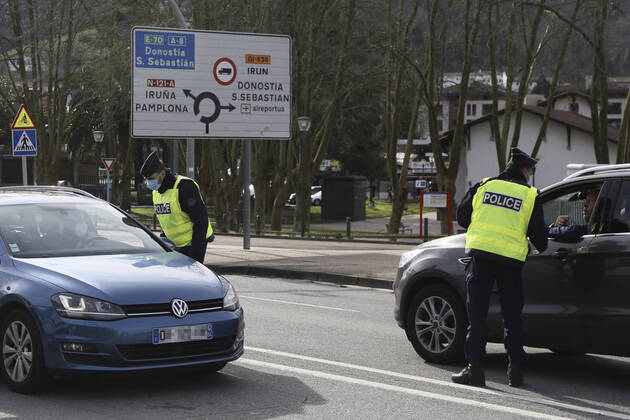 Coronavirus, Grenzkontrollen zwischen Spanien und Frankreich Two gendarmes carry out a mobility control at the Behobia bridge, which connects the Behobia district in Irun with Hendaye (France) on the border with Spanish-French, in Irun, Euskadi (Spain), on January 2, 2021. Since last Sunday, France maintains in force restrictions on entry and exit from its territory to the coronavirus pandemic. The measures require a negative viral test with a maximum age of 72 hours to enter French territory. The measure takes effect at all borders -- land, air and sea -- but will not apply to border workers, carriers and residents within a 30-kilometer radius of the border. 2 FEBRUARY 2021;FRANCE;BORDER;IRUN;BASQUE COUNTRY;SPAIN;CORONAVIRUS;PCR;TRANSIT;CIRCULATION Javi Colmenero LagenciaEP 02 02 2021 IRUN, BASQU Copyright: xJavixColmenerox 3545161