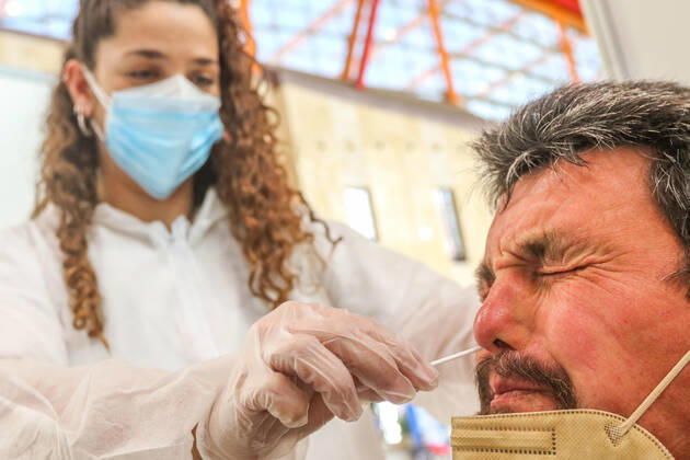 February 2, 2021: 2 February 2021 (Malaga) Today has begun the rapid testing of workers in the tourist, commercial and cultural sector of Malaga capital,in the Palacio de ferias y Congresos de Malaga, with the aim of influencing the safety of these businesses and achieving greater peace of mind for customers in the face of possible contagion. Given the persistence of the health crisis caused by the COVID-19, and the very negative impact it is having on tourism, commercial and cultural companies, they have considered it necessary to enhance the image of Malaga as a safe destination . In this regard, the representatives of both entities have agreed to highlight the opportunity to work together to unite efforts for the recovery of the activ - ZUMAc161 20210202_zap_c161_020 Copyright: xLorenzoxCarnerox