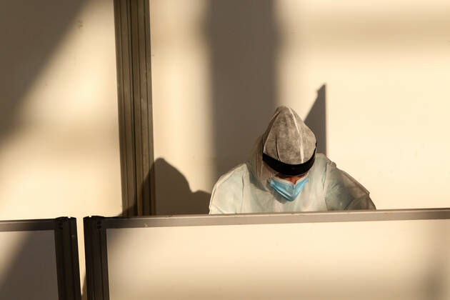 February 2, 2021: 2 February 2021 (Malaga) Today has begun the rapid testing of workers in the tourist, commercial and cultural sector of Malaga capital,in the Palacio de ferias y Congresos de Malaga, with the aim of influencing the safety of these businesses and achieving greater peace of mind for customers in the face of possible contagion. Given the persistence of the health crisis caused by the COVID-19, and the very negative impact it is having on tourism, commercial and cultural companies, they have considered it necessary to enhance the image of Malaga as a safe destination . In this regard, the representatives of both entities have agreed to highlight the opportunity to work together to unite efforts for the recovery of the activ - ZUMAc161 20210202_zap_c161_022 Copyright: xLorenzoxCarnerox