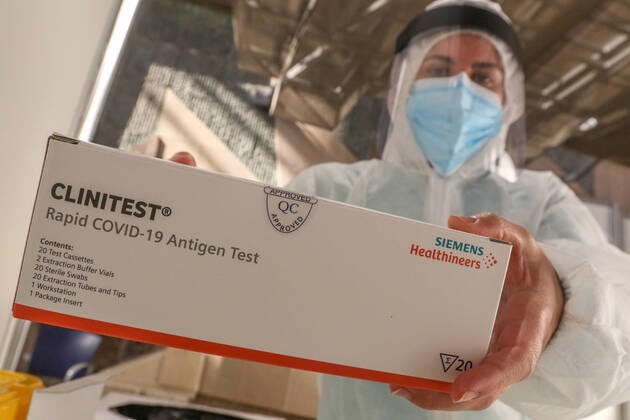 February 2, 2021: 2 February 2021 (Malaga) Today has begun the rapid testing of workers in the tourist, commercial and cultural sector of Malaga capital,in the Palacio de ferias y Congresos de Malaga, with the aim of influencing the safety of these businesses and achieving greater peace of mind for customers in the face of possible contagion. Given the persistence of the health crisis caused by the COVID-19, and the very negative impact it is having on tourism, commercial and cultural companies, they have considered it necessary to enhance the image of Malaga as a safe destination . In this regard, the representatives of both entities have agreed to highlight the opportunity to work together to unite efforts for the recovery of the activ - ZUMAc161 20210202_zap_c161_027 Copyright: xLorenzoxCarnerox