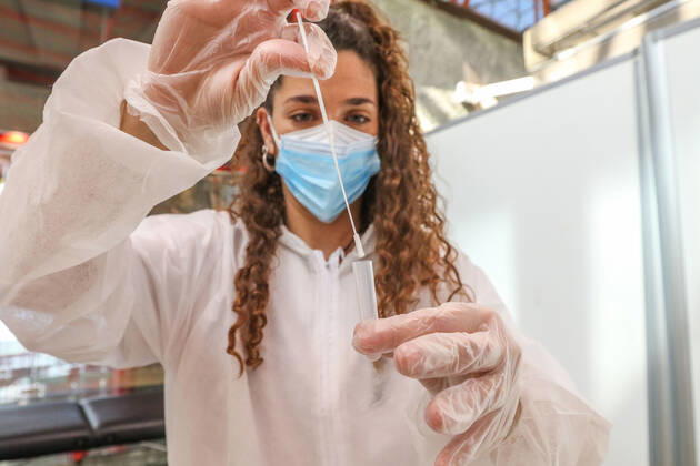 February 2, 2021: 2 February 2021 (Malaga) Today has begun the rapid testing of workers in the tourist, commercial and cultural sector of Malaga capital,in the Palacio de ferias y Congresos de Malaga, with the aim of influencing the safety of these businesses and achieving greater peace of mind for customers in the face of possible contagion. Given the persistence of the health crisis caused by the COVID-19, and the very negative impact it is having on tourism, commercial and cultural companies, they have considered it necessary to enhance the image of Malaga as a safe destination . In this regard, the representatives of both entities have agreed to highlight the opportunity to work together to unite efforts for the recovery of the activ - ZUMAc161 20210202_zap_c161_038 Copyright: xLorenzoxCarnerox