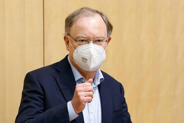 DEUTSCHLAND, NIEDERSACHSEN, HANNOVER, 03.02.2021 - Vorführung von Corona-Spürhunden zum Besuch des Niedersächsischen Ministerpräsidenten - Stiftung Tierärztliche Hochschule Hannover - Stephan Weil (SPD), Ministerpräsident von Niedersachsen, reagiert auf Fragen von Journalisten nach der Vorführung. Weil informiert sich bei seinem Besuch im Klinikum am Bünteweg der Stiftung Tierärztliche Hochschule Hannover, über die Möglichkeiten zum Einsatz von Spürhunden in der Corona-Pandemie, um infizierte Personen zu erkennen. Dieses Forschungsprojekt geschieht unter Beteiligung der Bundeswehr.