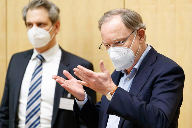 DEUTSCHLAND, NIEDERSACHSEN, HANNOVER, 03.02.2021 - Vorführung von Corona-Spürhunden zum Besuch des Niedersächsischen Ministerpräsidenten - Stiftung Tierärztliche Hochschule Hannover - Stephan Weil (SPD), Ministerpräsident von Niedersachsen, reagiert auf Fragen von Journalisten nach der Vorführung. Links neben ihm steht Prof. Dr. Holger Volk (Leiter der Klinik für Kleintiere an der TiHo) Weil informiert sich bei seinem Besuch im Klinikum am Bünteweg der Stiftung Tierärztliche Hochschule Hannover, über die Möglichkeiten zum Einsatz von Spürhunden in der Corona-Pandemie, um infizierte Personen zu erkennen. Dieses Forschungsprojekt geschieht unter Beteiligung der Bundeswehr.